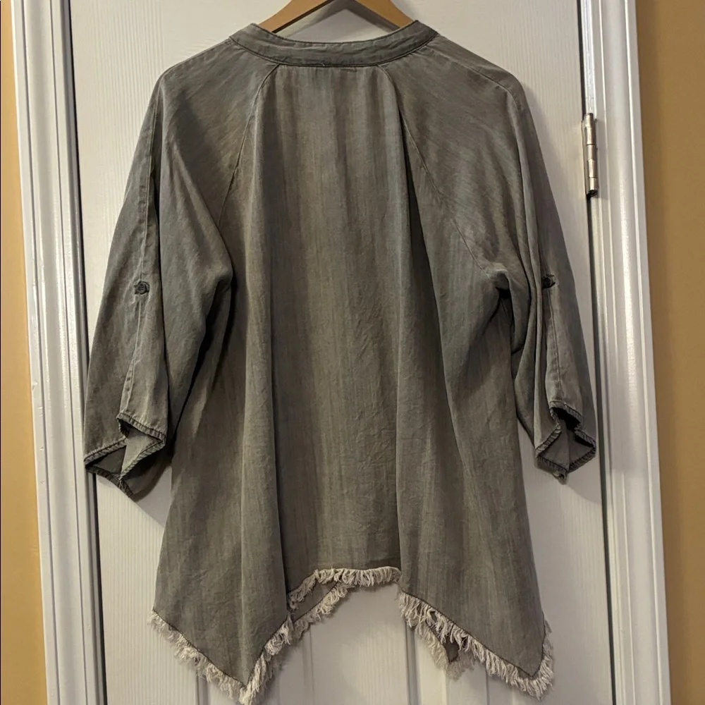 Casual Gray Button-Down Shirt with Frayed Hem, Breathable, Soft Fabric. Size XL - Picture 2 of 9